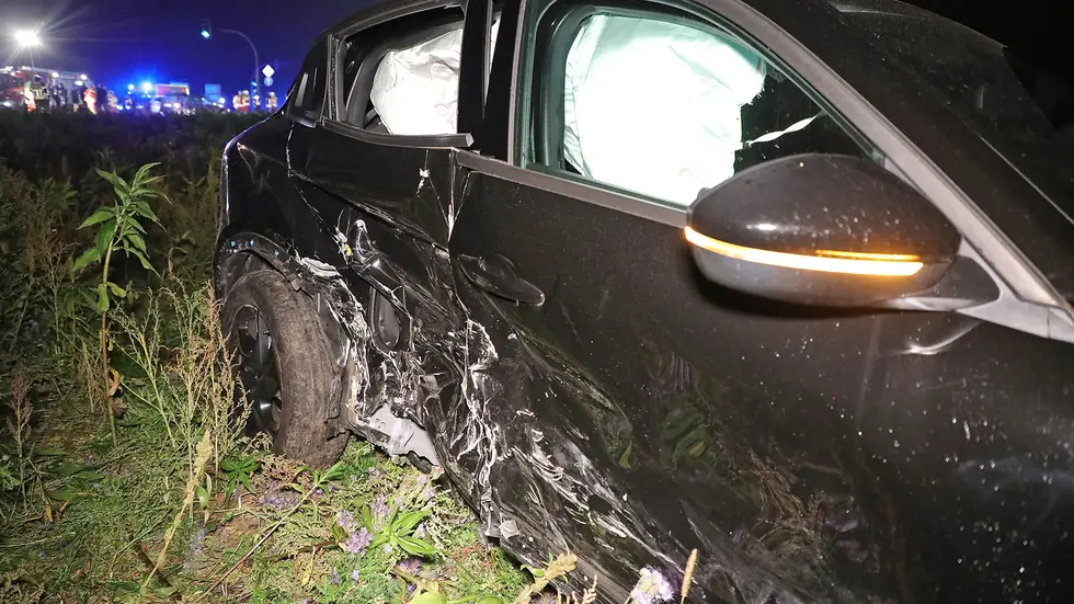 Der Alfa Romeo schleuderte durch den Straßengraben auf ein angrenzendes Feld Der Alfa Romeo schleuderte durch den Straßengraben auf ein angrenzendes Feld