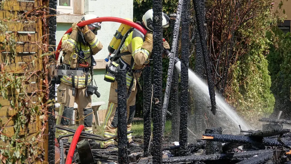 Die Flammen griffen dabei auch auf einen benachbarten Schuppen über
