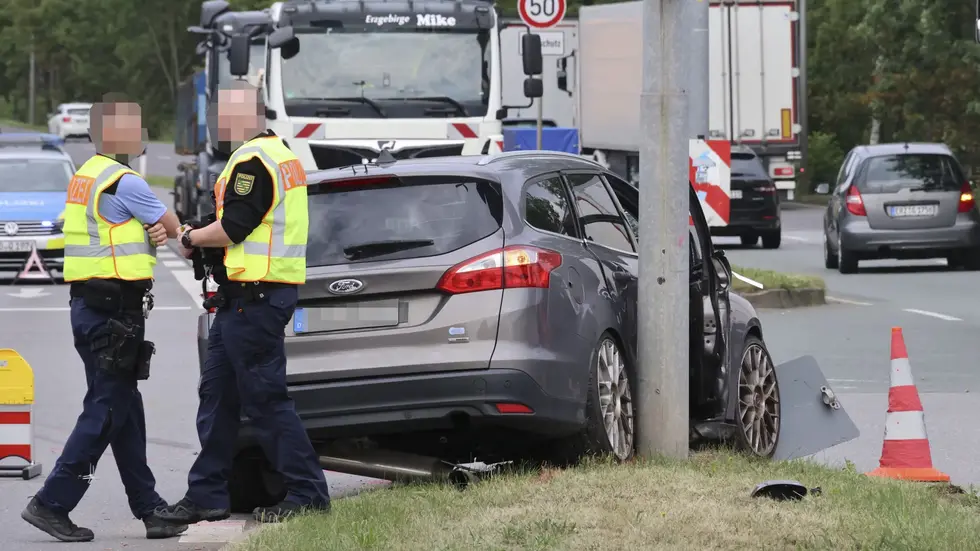 Unfall auf dem Südring in Chemnitz: Ein Ford kollidiert mit einem Lastwagen und wird gegen eine Ampel geschleudert. Unfall auf dem Südring in Chemnitz: Ein Ford kollidiert mit einem Lastwagen und wird gegen eine Ampel geschleudert.