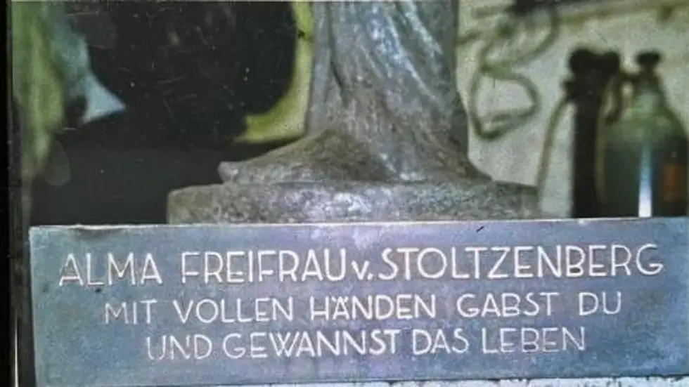 Diese Bronzeplatte wurde geklaut. Diese Bronzeplatte wurde geklaut.