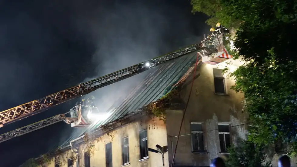 Die Feuerwehr musste mit 30 Einsatzkräften ausrücken, um den Brand unter Kontrolle zu bekommen. Die Feuerwehr musste mit 30 Einsatzkräften ausrücken, um den Brand unter Kontrolle zu bekommen.