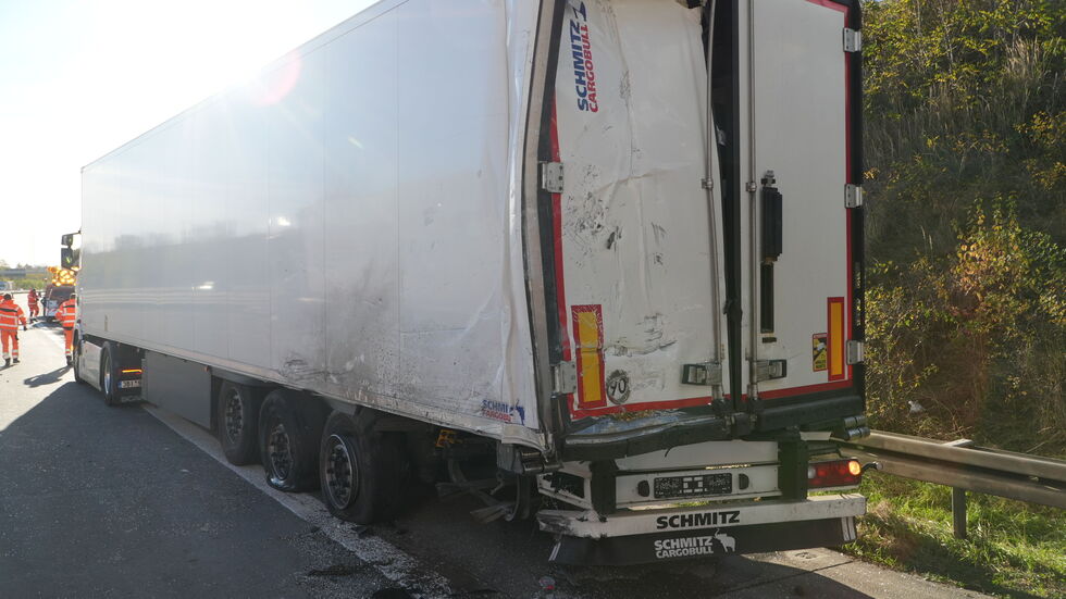 Der beschädigte Satterlschlepper, in den der Laster krachte.