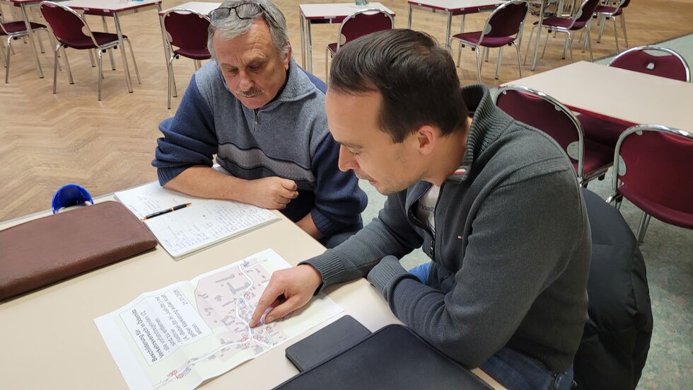 Ortsvorsteher Roland Roitsch (li) und Sebastian Noll von der Straßenverkehrsbehörde Niesky