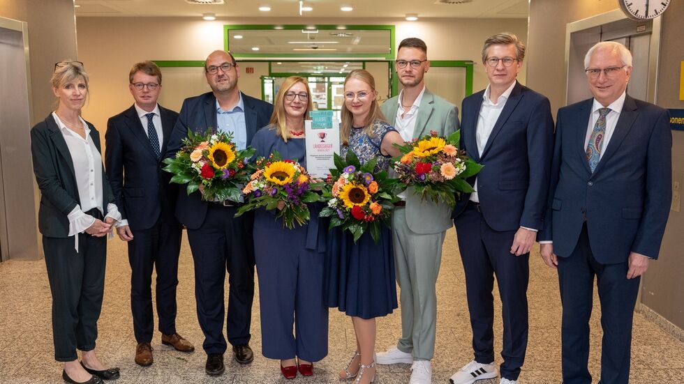 von links nach rechts: Kerstin Steiding (Pflegedirektorin Herzzentrum), Florian Reuther (Direktor PKV-Verband), Ralf Hantsch & Yvonne Thronicker & Katharina Kleiner & David Klee (Siegerteam), Oliver Wehner (Geschäftsführer Herzzentrum Dresden), Frank-Peter Wieth (Sächsisches Sozialministerium)