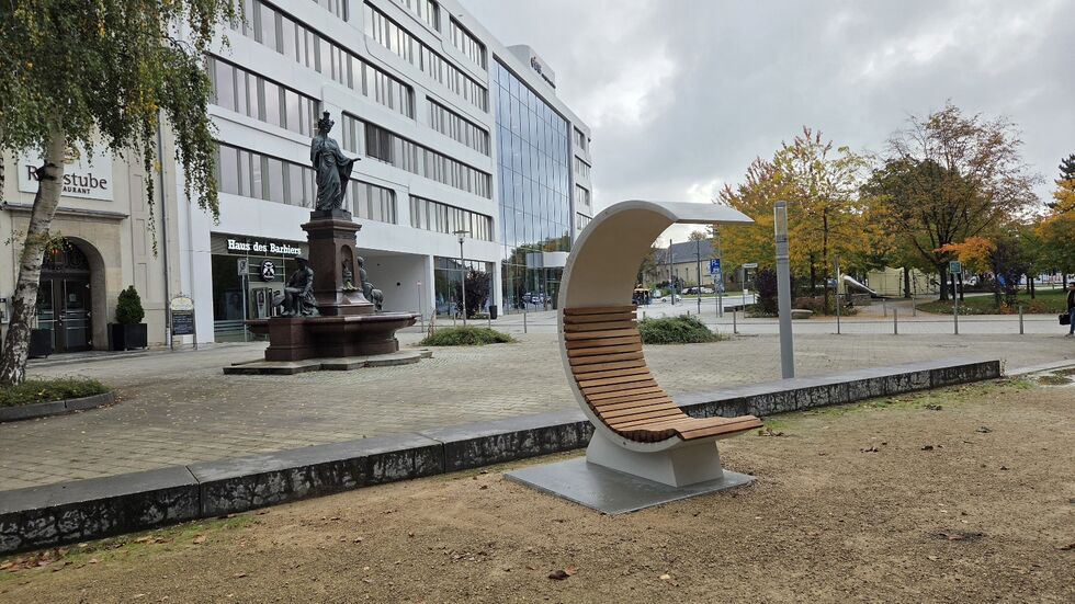 Der erste "BIG C-Sessel" steht am Saxoniabrunnen.