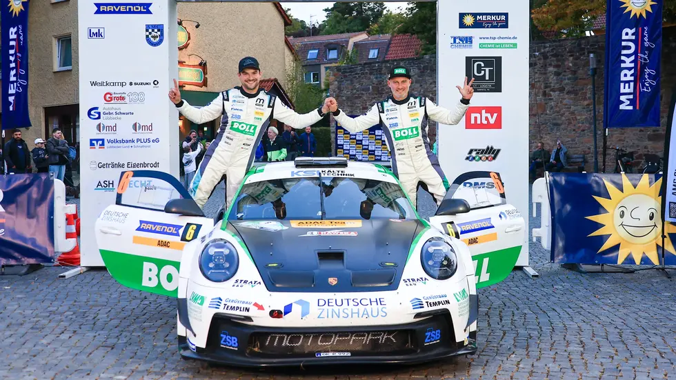 Julius Tannert und Co-Pilot Pirmin Winklhofer feiern ihren Podestplatz. Julius Tannert und Co-Pilot Pirmin Winklhofer feiern ihren Podestplatz.