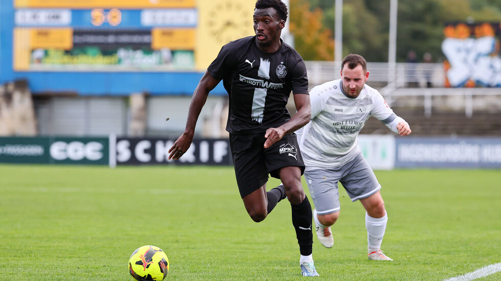 Abou Dramane Ballo (Lok Leipzig) im Duell mit Soeren Tippelt (Rotation Dresden) beim Sachsenpokal-Spiel am Samstag im Bruno-Plache-Stadion. Abou Dramane Ballo (Lok Leipzig) im Duell mit Soeren Tippelt (Rotation Dresden) beim Sachsenpokal-Spiel am Samstag im Bruno-Plache-Stadion.