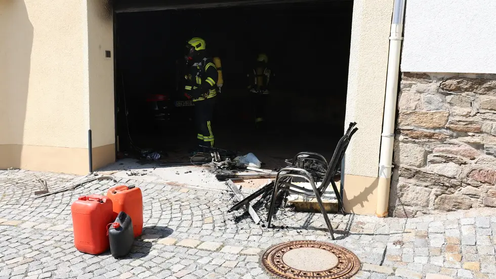 Mehrere Atemschutztrupps löschten den Brand. Mehrere Atemschutztrupps löschten den Brand.