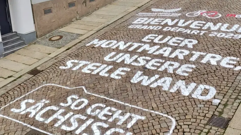 Auf dem Kopfsteinpflaster hatte die Kampagne “So geht sächsisch” ein großes Kreide-Graffiti platziert. 