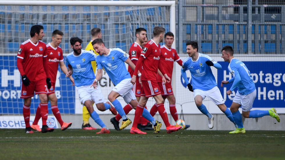 Torschütze Sören Reddemann dreht mit seinen Teamkameraden zum Jubeln ab. Torschütze Sören Reddemann dreht mit seinen Teamkameraden zum Jubeln ab.