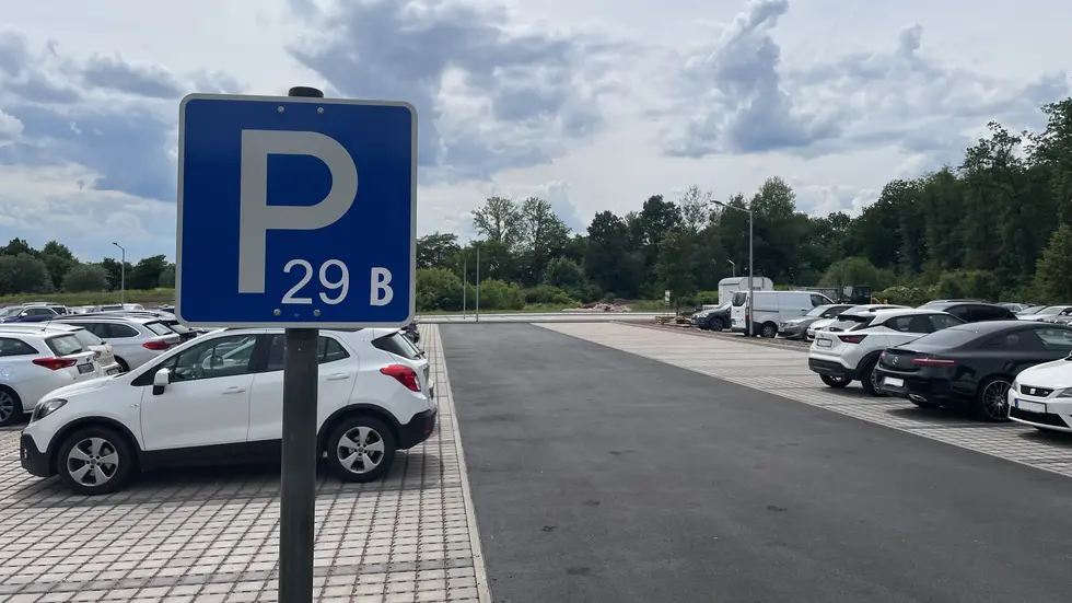 In den vergangenen Monaten wurde der Parkplatz im Nordwesten des Klinikgeländes erweitert. In den vergangenen Monaten wurde der Parkplatz im Nordwesten des Klinikgeländes erweitert.