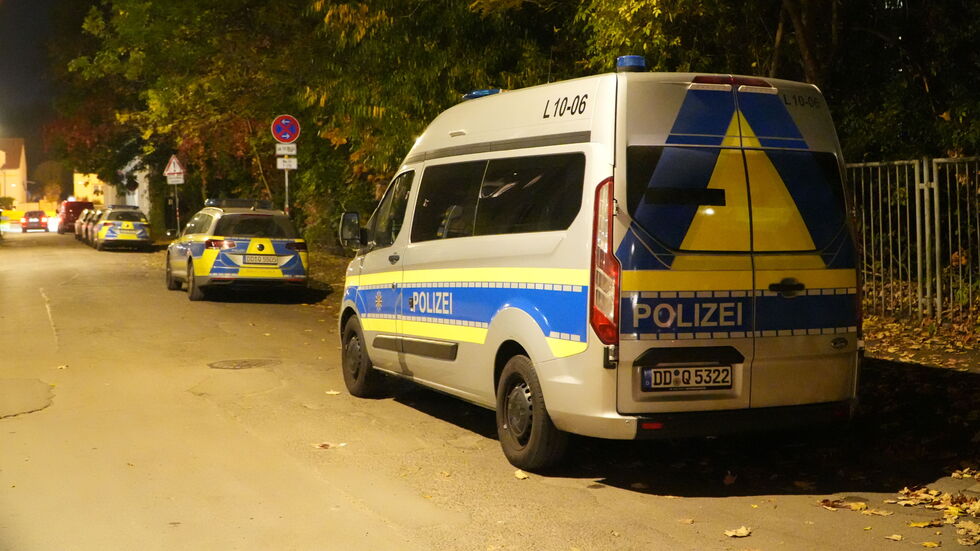 Einsatzkräfte vor einem Jahr vor dem Haus, in dem der schreckliche Kindermord geschah. Einsatzkräfte vor einem Jahr vor dem Haus, in dem der schreckliche Kindermord geschah.