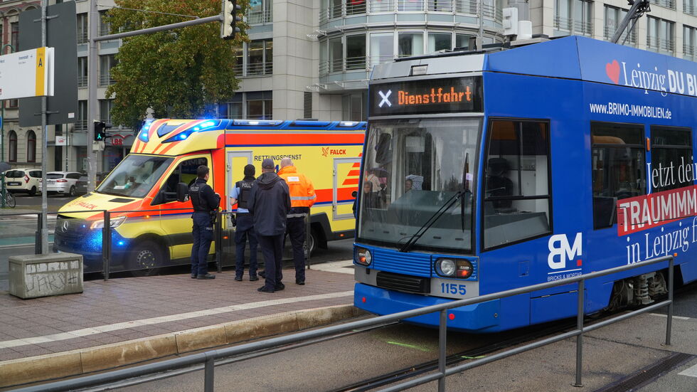 Polizei und Rettungskräfte an der Unfallstelle.