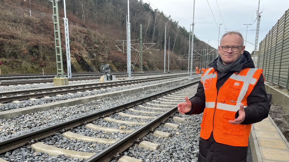 Projektleiter Ulrich Mölke von der Deutschen Bahn zeigt die jahrelange Baustelle, die jetzt abgeschlossen werden kann