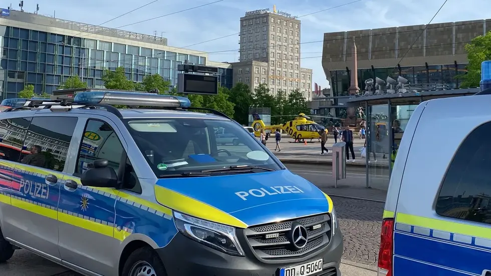Einsatzkräfte am Tattag (4. Mai) kurz nach der Tat gegen 17 Uhr auf dem Augustusplatz in Leipzig.