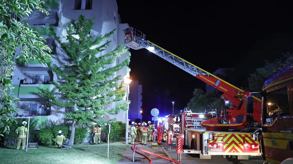 Die Feuerwehr musste zwei Bewohner aus verqualmten Wohnungen retten