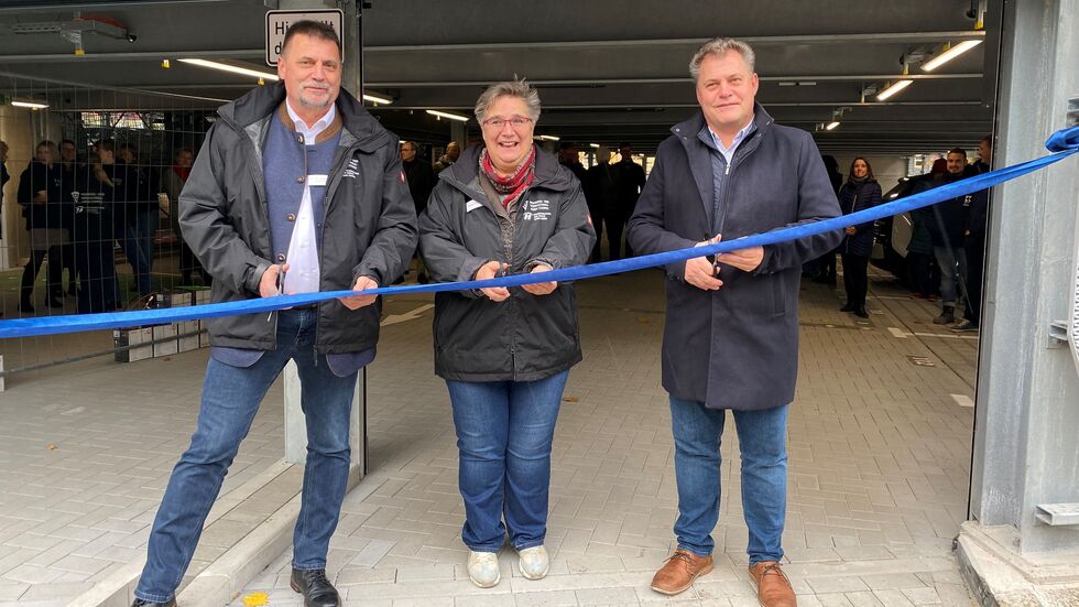 Dr. Henri Lüdeke (WBV-Geschäftsführer), Kerstin Richter (Technische Leiterin der WBV) sowie Thomas Schubert (Oberbürgermeister der Stadt Coswig) bei der feierlichen Eröffnung.