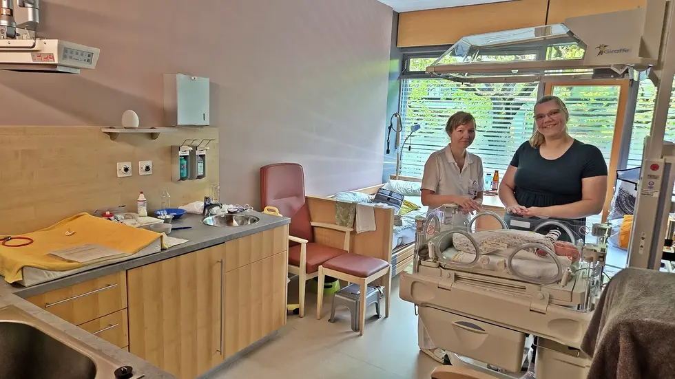 Das neue Familienzimmer auf der Station KIK-S6: Dr. Jana Hiekel mit Melanie und ihrem wenige Wochen alten Baby.