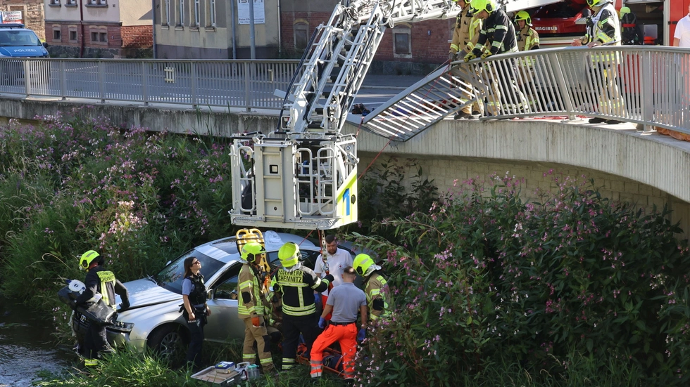 Rettungskräfte holten den verletzten Fahrer aus seinem Auto. Rettungskräfte holten den verletzten Fahrer aus seinem Auto.