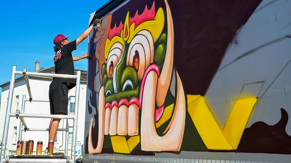 Der Graffitikünstler Emeteur aus Indonesien durfte sich an einem LKW-Anhänger der Firma Akalis GmbH verewigen.