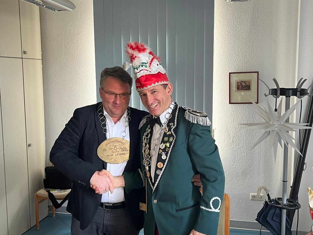 Fröhliche "Machtübernahme" in Langebrück. Ortsvorsteher Christian Hartmann übergibt das Kommando an Latollka-Präsident Thomas Hoffmann