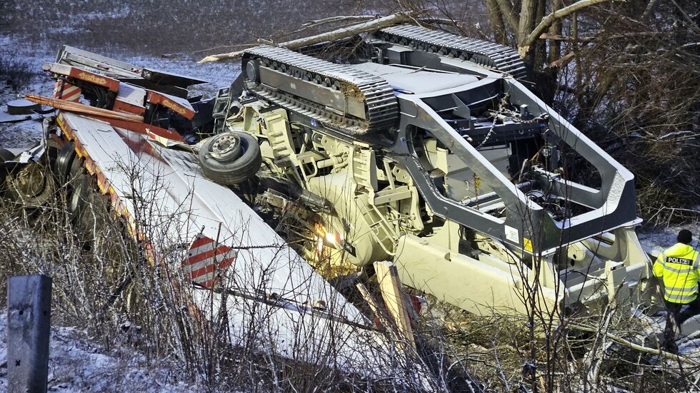 Das Gespann kippte in den Graben, das Führerhaus des Lkw geriet offenbar teilweise unter den Bagger. Das Gespann kippte in den Graben, das Führerhaus des Lkw geriet offenbar teilweise unter den Bagger.
