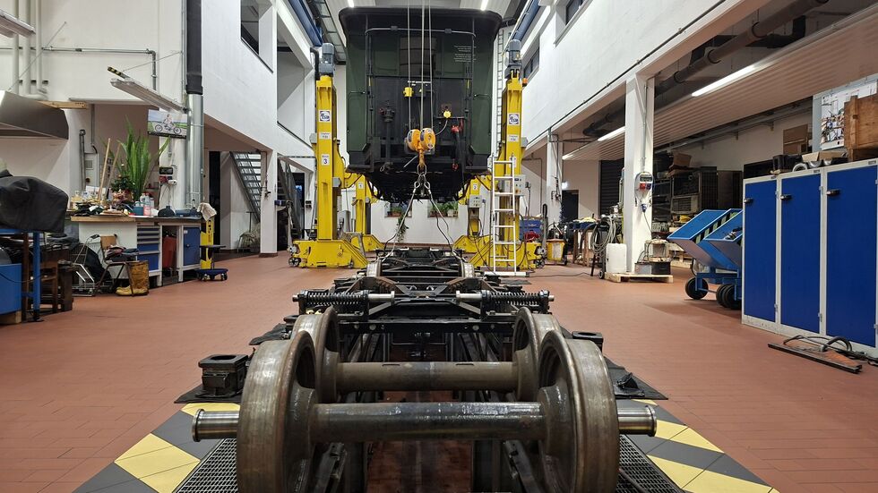 In der Wagenwerkstatt Freital-Hainsberg werden in der Sperrpause Wagen untersucht und für die Saison einsatzfähig gemacht. (SDG)
