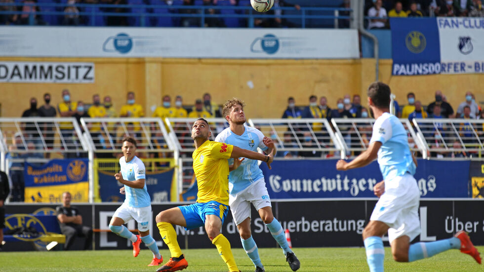 Zweikampf zwischen Djamal Ziane (Lok Leipzig) und Tim Campulka (Chemnitzer FC) Zweikampf zwischen Djamal Ziane (Lok Leipzig) und Tim Campulka (Chemnitzer FC)