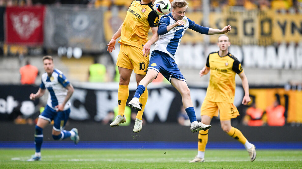 Dynamos Jokob Lemmer im Zweikampf mit Sam Schreck. Dynamos Jokob Lemmer im Zweikampf mit Sam Schreck.