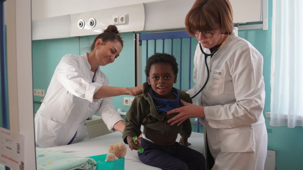 Letzte Visite: Dr. Bettina Knothe (rechts) ist mit dem Behandlungsverlauf des kleinen Patienten zufrieden
