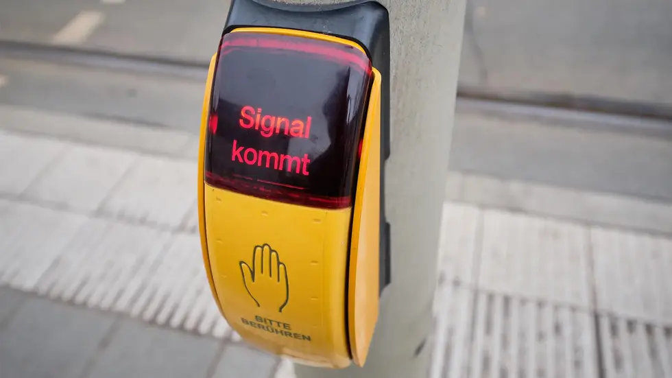 Durch den Umbau der Ampelanlage in Trachau soll die Industriestraße für Fußgänger sicherer werden. (Symbolbild)