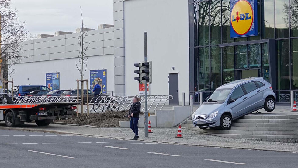 Direkt vorm Lidl führt eine Fußgängertreppe zur Chemnitzer Straße. Dort blieb das Auto hängen