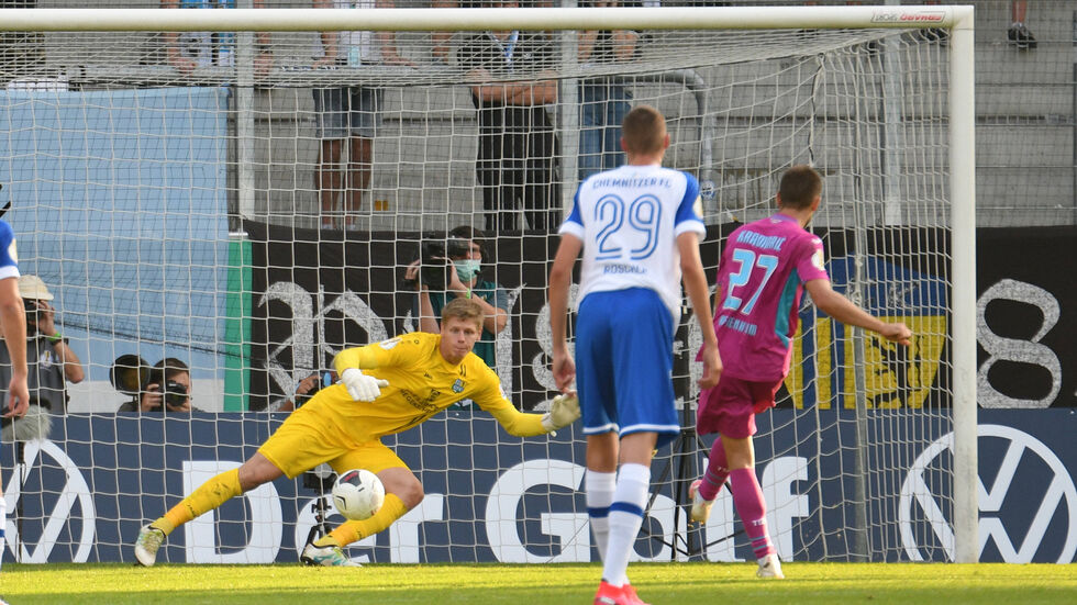 André Kramaric trifft für den Bundesligisten gegen CFC-Keeper Jakub Jakubov vom Punkt