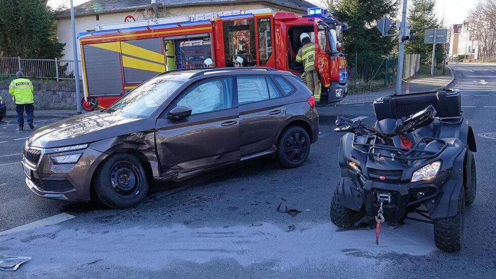 Die beiden Fahrzeuge sind im Kreuzungsbereich miteinander zusammengestoßen.