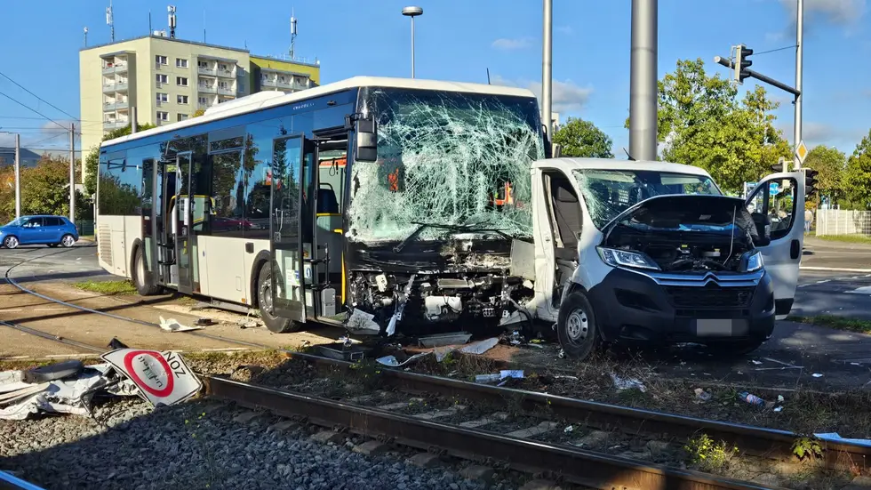 Im Kreuzungsbereich kam es zu dem Crash. Im Kreuzungsbereich kam es zu dem Crash.