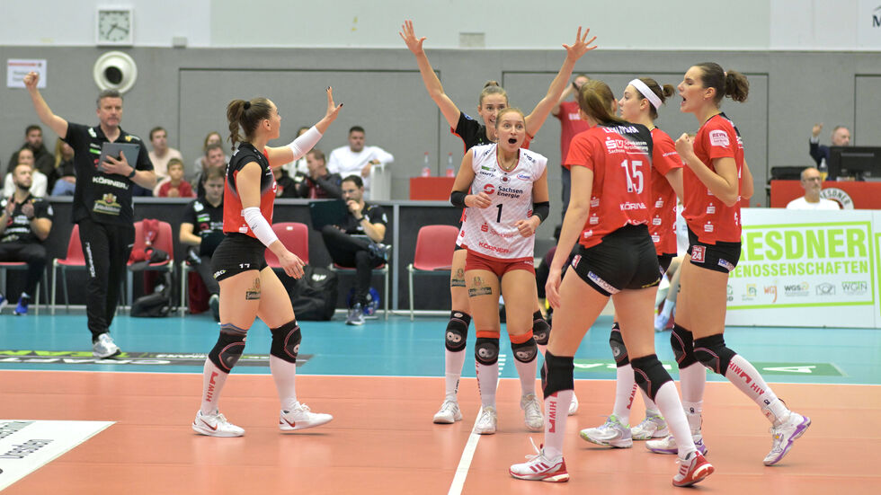 Die Volleyballerinnen des DSC freuen sich über den Halbfinal-Einzug im Pokal  Die Volleyballerinnen des DSC freuen sich über den Halbfinal-Einzug im Pokal