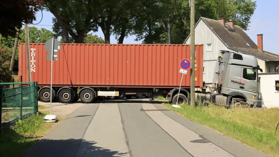 In Chemnitz-Euba ist eine Wende mit einem Sattelzug misslungen. Der LKW fuhr sich fest und prallte gegen eine Garage.