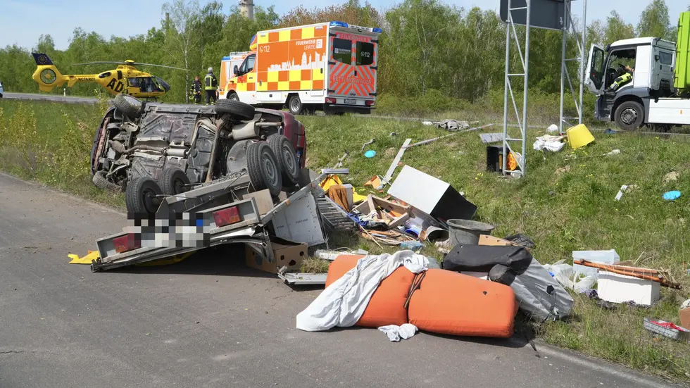 Die Unfallstelle auf/an der B186 am Dienstagmittag: Ein Rettungshubschrauber ist neben dem Trümmerfeld gelandet.