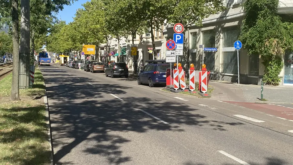 Diese Kurzzeit-Parkplätze sollen für eine Verlegung des Radweges an die Prager Straße verschwinden. Diese Kurzzeit-Parkplätze sollen für eine Verlegung des Radweges an die Prager Straße verschwinden.
