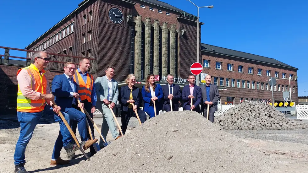 Der Spatenstich am Donnerstagvormittag erfolgte im Beisein von Staatsministerin Regina Kraushaar (Mitte). Der Spatenstich am Donnerstagvormittag erfolgte im Beisein von Staatsministerin Regina Kraushaar (Mitte).