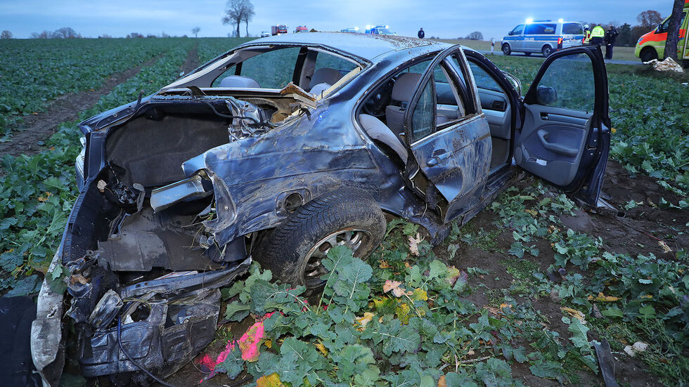 Bei dem Unfall auf der B98 nahe Lampertswalde wurden vier Menschen verletzt Bei dem Unfall auf der B98 nahe Lampertswalde wurden vier Menschen verletzt