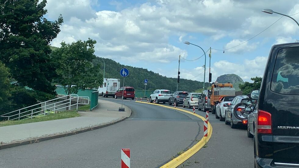 Bereits in diesem Sommer gabs wegen der Baustoffprüfung eine Ampelregelung vor der Elbbrücke in Bad Schandau Bereits in diesem Sommer gabs wegen der Baustoffprüfung eine Ampelregelung vor der Elbbrücke in Bad Schandau