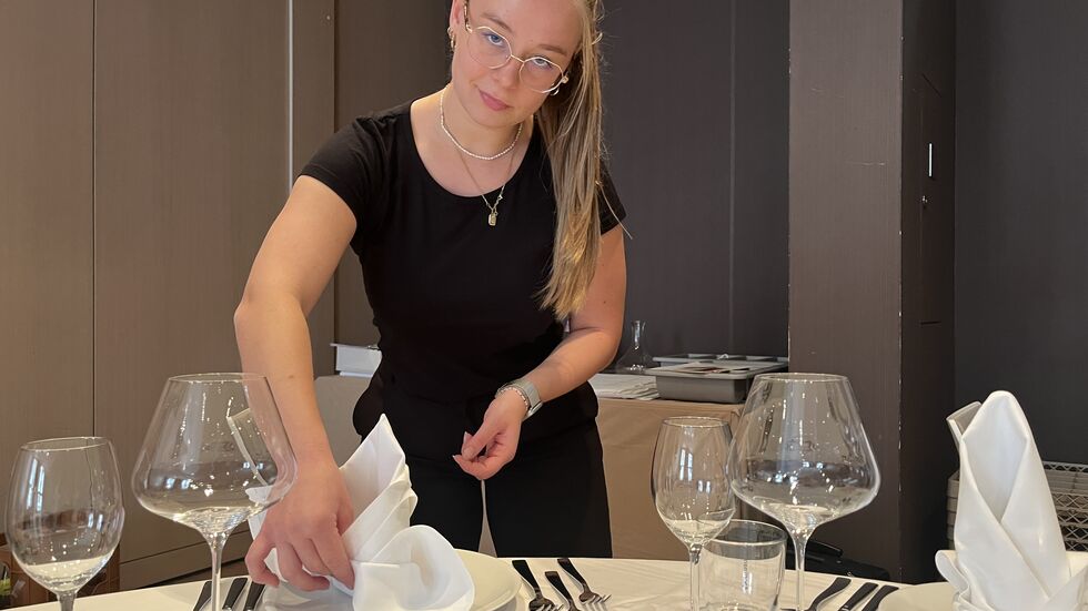 Elly Mauksch übt die letzten Handgriffe einer perfekt gedeckten Tafel Elly Mauksch übt die letzten Handgriffe einer perfekt gedeckten Tafel