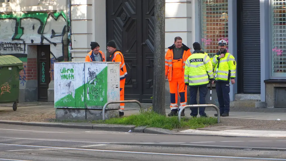 Einsatzkräfte am Mittwochvormittag an einer Kreuzung in Leipzig.