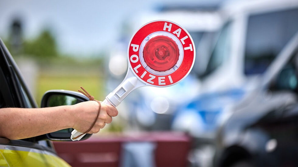 Die Chemnitzer Polizei hat auf der A 4 bei Lichtenau einen Kleintransporter aus dem Verkehr gezogen, der rund zwei Tonnen Sperrmüll mehr als erlaubt geladen hatte. Die Chemnitzer Polizei hat auf der A 4 bei Lichtenau einen Kleintransporter aus dem Verkehr gezogen, der rund zwei Tonnen Sperrmüll mehr als erlaubt geladen hatte.