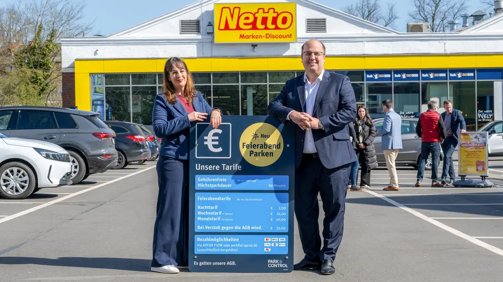 Netto-Unternehmenssprecherin Christina Stylianou und Daniel Riehn, Commercial Director der APCOA Deutschland GmbH & Geschäftsführer der Park & Control PAC GmbH.