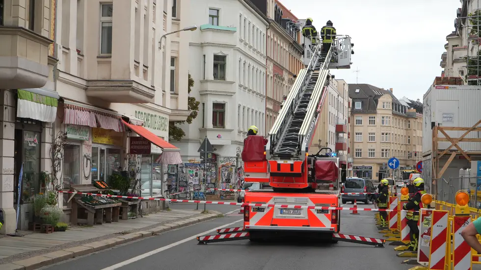 Mit einer Drehleiter rückte die Feuerwehr an, um die Wand zu sichern.