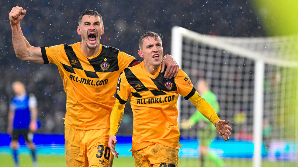 Stefan Kutschke und Torschütze Niklas Hauptmann jubeln über den Auswärtssieg in Bielefeld 