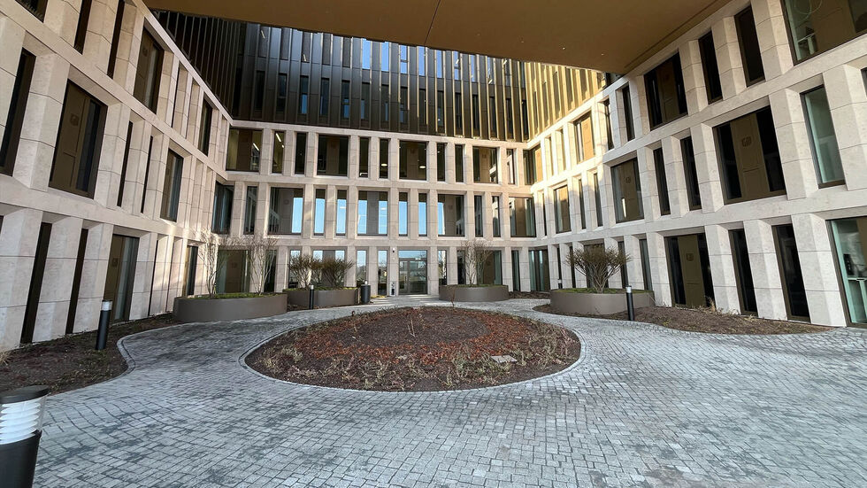 Sechs Jahre Planungs- und Bauzeit, 140 Mio. Euro Baukosten: seit März 2025 hat Dresdens neues Stadtforum geöffnet. Sechs Jahre Planungs- und Bauzeit, 140 Mio. Euro Baukosten: seit März 2025 hat Dresdens neues Stadtforum geöffnet.