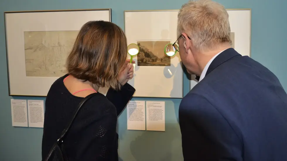 Am Eingang werden Lupen verteilt. Damit können Besucher auf Entdeckungsreise gehen und vielleicht auch kleine Geheimnisse enthüllen.